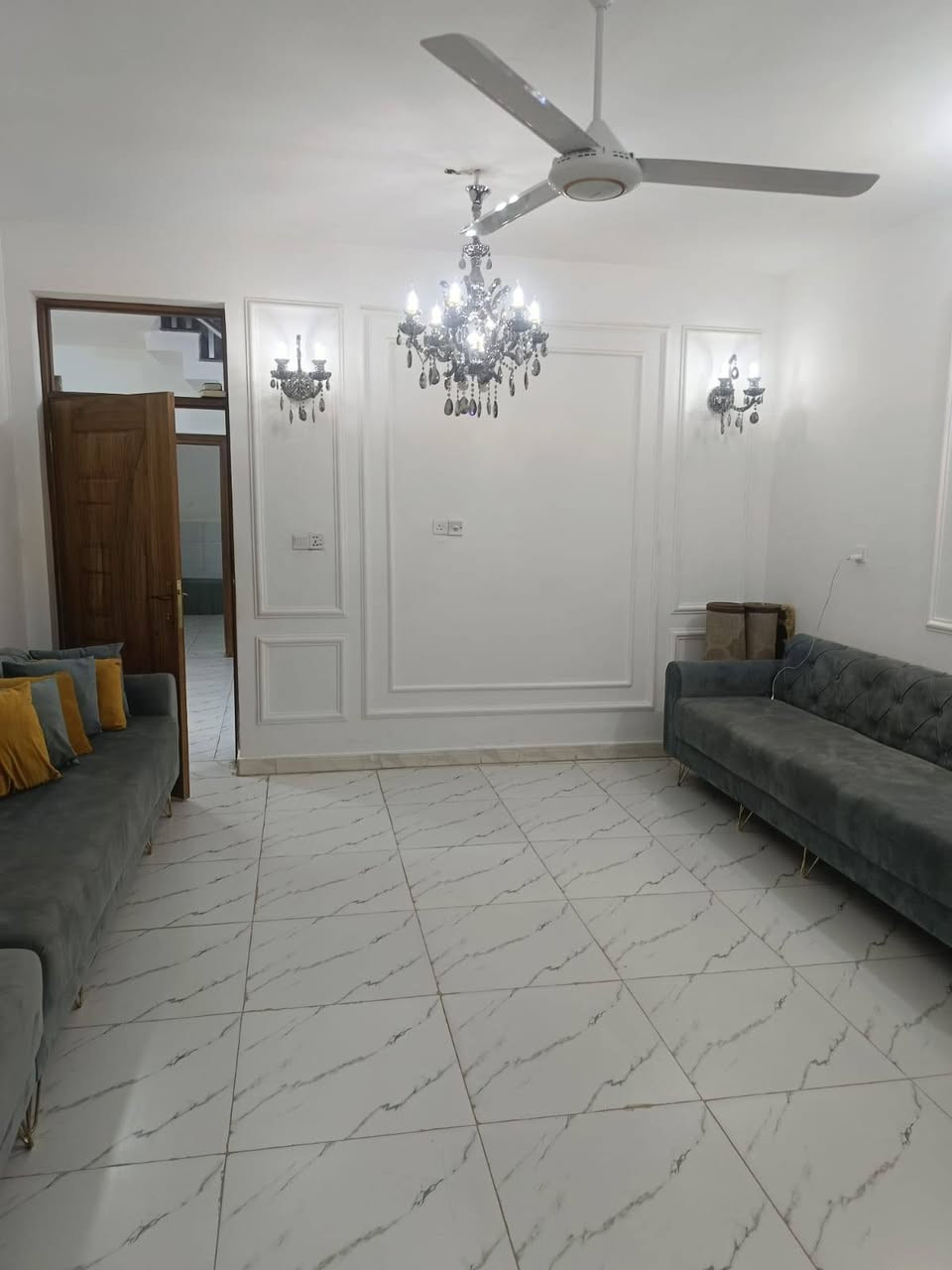 السلام عليكم عندي بيت للبيع المساحه 200 متر زراعي الواجهه 10 النزال 20 جوه غرفتين نوم غرفه بيه ترك حمام خارجي وداخلى فوك غرفتين مع سويدات للغرفتين العنوان الشعب الجزائر روضه البنفسج مقابله بل فرع قريب على المحطه الكهرباء للاستفسار ***********
