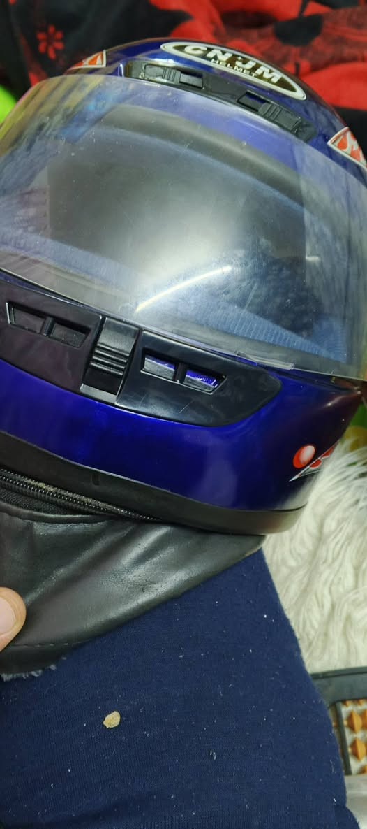 متاح مكاني شعله 
خوذة جديده بيهه بس هذا الكسر


**إذا كنت صاحب هذا الإعلان وتريد حذفه لأي سبب، رجاءا أرسل رسالة إلى الدعم الفني**