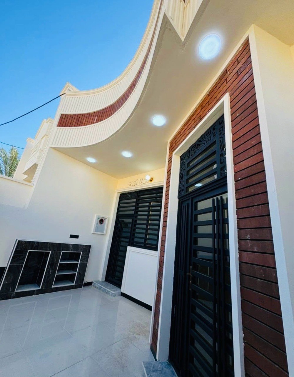 دار جديدة للبيع بتصميم حديث وأنيق. تمتاز بالواجهة الجذابة والديكورات الداخلية الرائعة مع مساحة ممتازة للمعيشة. الموقع هادئ ومثالي للعوائل، وقريبة من الخدمات.