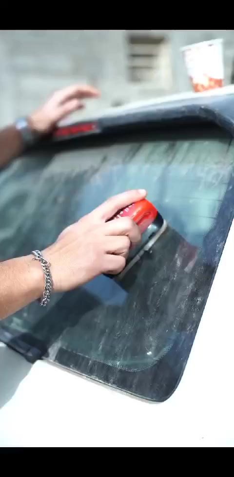 ملمع زجاج السيارات بتقنية النانو سيراميك – طبقة حماية طاردة للماء

الاستخدامات

إضافة طبقة نانو سيراميك واقية على زجاج السيارات الأمامي والخلفي.

منع تبلل الزجاج وتشكّل قطرات الماء أثناء المطر.

تقليل التصاق الزيوت، الأوساخ، والغبار على سطح الزجاج.

منع ظهور بقع الماء وآثار الأمطار.

تحسين وضوح الرؤية أثناء القيادة خاصة في الأجواء الممطرة أو الليلية.

مناسب للاستخدام الدوري للحفاظ على زجاج السيارة نظيفًا وشفافًا.

المميزات

تقنية النانو سيراميك لتكوين طبقة حماية شفافة طاردة للماء (Waterproof Film).

يساعد على منع التبلل وتقليل تراكم قطرات المطر على الزجاج.

يقلل التصاق الزيوت وبقع الماء والأوساخ.

يحافظ على وضوح الرؤية لفترة أطول بعد الاستخدام.

تأثير طويل الأمد مع استخدام واحد.

تصميم عملي بفرشاة وإسفنج مدمج لتوزيع المادة بشكل متساوٍ.

تطبيق سريع وسهل دون الحاجة لأدوات إضافية.

مناسب لزجاج السيارات الأمامي والخلفي.

سعة المنتج: 120 مل (4 FL.OZ).

مدة الصلاحية: 4 سنوات.

بلد الصنع: الصين.

محتويات الصندوق

علبة ملمع زجاج بتقنية النانو سيراميك مع فرشاة تنظيف مدمجة.

عبوة كرتونية خارجية.

الملاحظات

يُنصح بتنظيف الزجاج جيدًا من الغبار والأوساخ قبل الاستخدام.

يُطبّق المنتج بالتساوي على الزجاج ثم يُشطف بالماء للحصول على أفضل نتيجة.

يُحفظ بعيدًا عن متناول الأطفال.

تجنب ملامسة المنتج للعينين.

يُخزن في مكان بارد وجاف.
سعر 15الف


**إذا كنت صاحب هذا الإعلان وتريد حذفه لأي سبب، رجاءا أرسل رسالة إلى الدعم الفني**