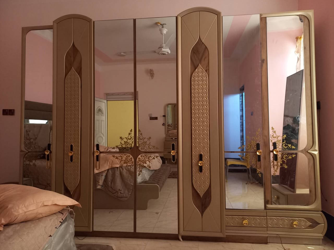 غرفة نوم تركية (Modern Minimalist) - للبيع
غرفة متكاملة تجمع بين التصميم الهندسي التركي وكفاءة الاستخدام.
​المنشأ: صناعة تركية (جودة خشب عالية وتقفيل دقيق).
​الإضاءة: نظام إضاءة مدمج (Built-in) مدروس لتوفير راحة بصرية.
​التخزين: كنتور 6 أبواب بتوزيع داخلي ذكي + ميز تواليت بأدراج انسيابية.
​التصميم: مزيج من ألوان النيود (Beige) والخشب الثقيل
​الحالة: ممتازة، تم الحفاظ عليها بمعايير عالية.
​السعر: [مليون و750] (غير قابل للتفاوض إلا للجادين).
للتواصل: [***********]
