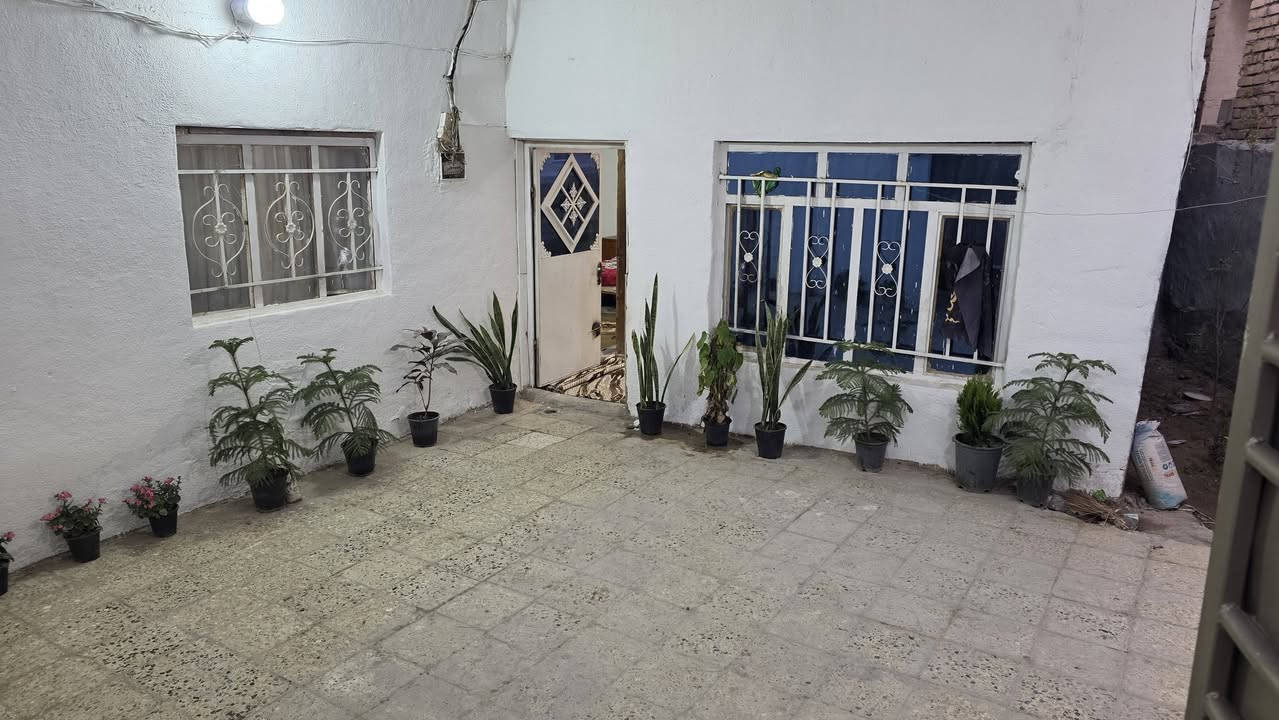 بيت للبيع مع الاثاث مساحه ١٨٠متر كوت حي الحكيم يبعد عن الشارع ١٥٠متر تفاصيل البيت بناء بلوك يحتوي على غرفتين وصاله ومطبخ واستقبال سعر ٤٥ مراجعة دلالية احمد السعيدي عنوان المكتب قرب حسينية بيت خليفه للاتصال *********** } ***********
