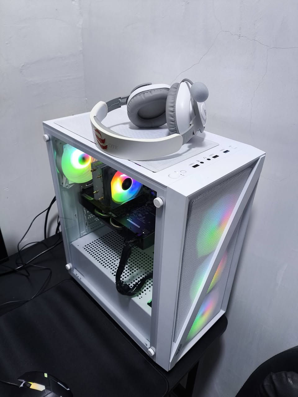 حاسبه للبيع في البصره
مواصفات
مواصفات النظام (System (Specifications

المعالج (Intel Xeon E5-2680 4 (14 Cores / (CPU
28 Threads)

كرت الشاشة (NVIDIA GeForce GTX 1060 :(GPU
6GB

اللوحة الأم X99 Series Chipset :(Motherboard

الذاكرة العشوائية (16GB :(RA ( DDR4 لتوافقها مع

المعالج واللوحة

مزود الطاقة (MSI 500W Bronze Certified :(PSU

صندوق الحاسوب (Dark Flash DK620 :(Case

(Includes 4 ARGB Fans)

وحدات التخزين (Storage)

النظام والبرامج SSD 128GB (الإقلاع سريع ونظام سلس

تخزين البيانات: HDD 500GB Western Digital
(WD)
معاها سماعات و ماوس و كيبورد و وصله للانترنت

السعر 500 
موقع بصره لا يوجد توصيل 
***********
واتساب فقط
