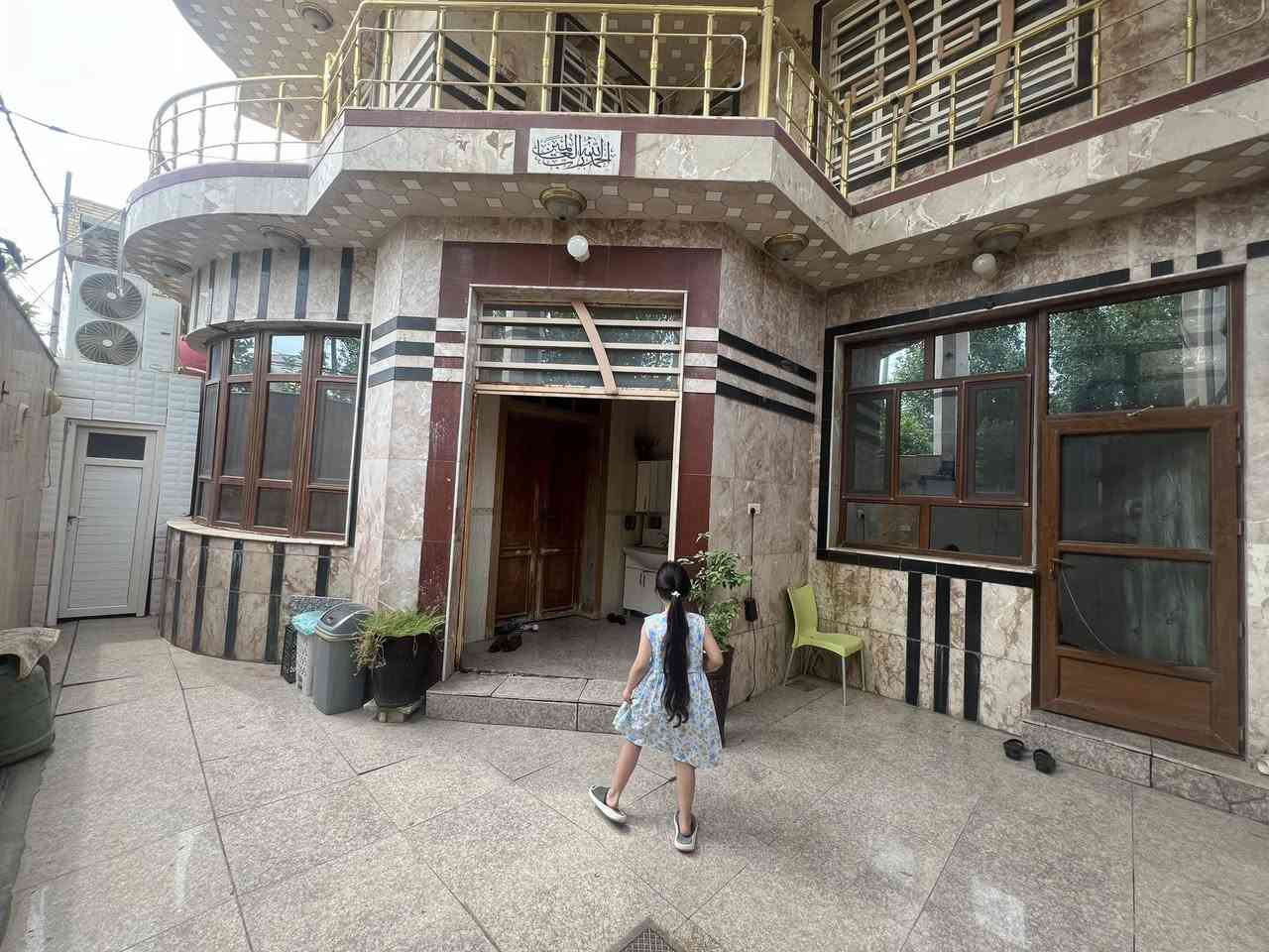 السلام عليكم بيت 🏡 للبيع المساحه 218 متر الموقع شارع الشيخ احمد الوائلي مقابل مطعم كباب حبيب للاستفسار مراسلة الصفحه او الاتصال على الرقم ***********
