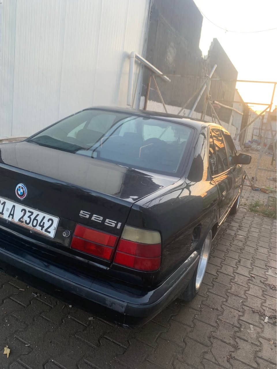BMW1992 مكينه كبس گير عادي سقف سلايت جام أوتو بيها ضربه جامرلغ امامي تعديل بارد بدون دواخل شرط گير و محرك و نواقص مابيها السياره حلوه و كاعده  كاعده،،،BMW1992مه كينه كبس گير عادي سه قف سلايت و جام كاره باى سه ياره كه جامرلغى پيشه وه ى سارده كوته و بى ناو گرتن و شه رتى گير و مه كينه سه ياره كه جوانه و پاكه و جوان راوه ستاوه *********** كركوك, العراق
