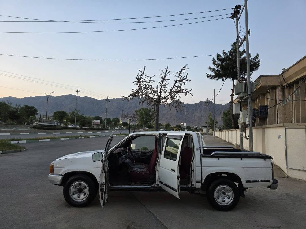 بەلەش بەلەش ماڵی کەسابەت بەهەرزانترین نرخ زۆریش مەزبووتە
پیکاب نیسان دەبڵ رەقەم سەلەحەتین واجیهەی لەگەڵە من بەشەرتی ماڵی مەدەنیو پارەی کەسی تیانەبیت ئەیفرۆشم 
گێروو مەکینەو ئاکسلی بەشەرت شانسی بەشەرت وەرگەراو بەشەڕت 
پیشوو بەتانەی زۆر خاوینەو ماڵی فەقیرە بەنزین زۆرکم دەخوات 
مەکینەی مۆدیل 2002 لەسەڕە زۆر بەهەڵمەتە لیخورینی خۆشە دەمیکە یەک دەستە لەبەر  ئیش بووە 
فڵجە لەیت گەرمی تەنجیل مەزبووتە پاڕەی ماتۆریک 
شوێن رانیە *********** نرخ ک $12 رانية, السليمانية
