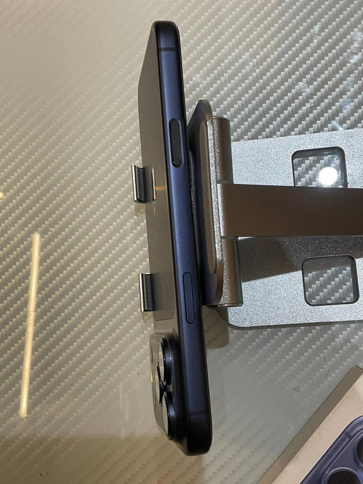 سلام عليكم شباب
ايفون ١٧ برو ماكس 
بطارية ١٠٠
مشحون ١٠٠
ذاكره ٢٥٦
نسخة الايسم الشريحة الإلكترونية 
سعر ١٨٧٥ مجال بسيط
مكاني بغداد 
رقم ***********
