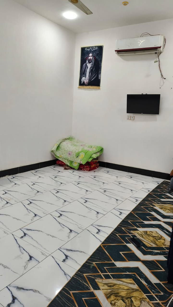 السلام عليكم بيت مساحه 120 متر 
مكانه الناصريه منطقه سبل ثانيه قرب مولد امجد
بلوك كونكريت متكون من غرفه وصاله ومطبخ وصحيات داخليه وخارجيه واستقبال وكراج يتوفر ماي وكهرباء وامبير السعر مناسب كلش ***********
