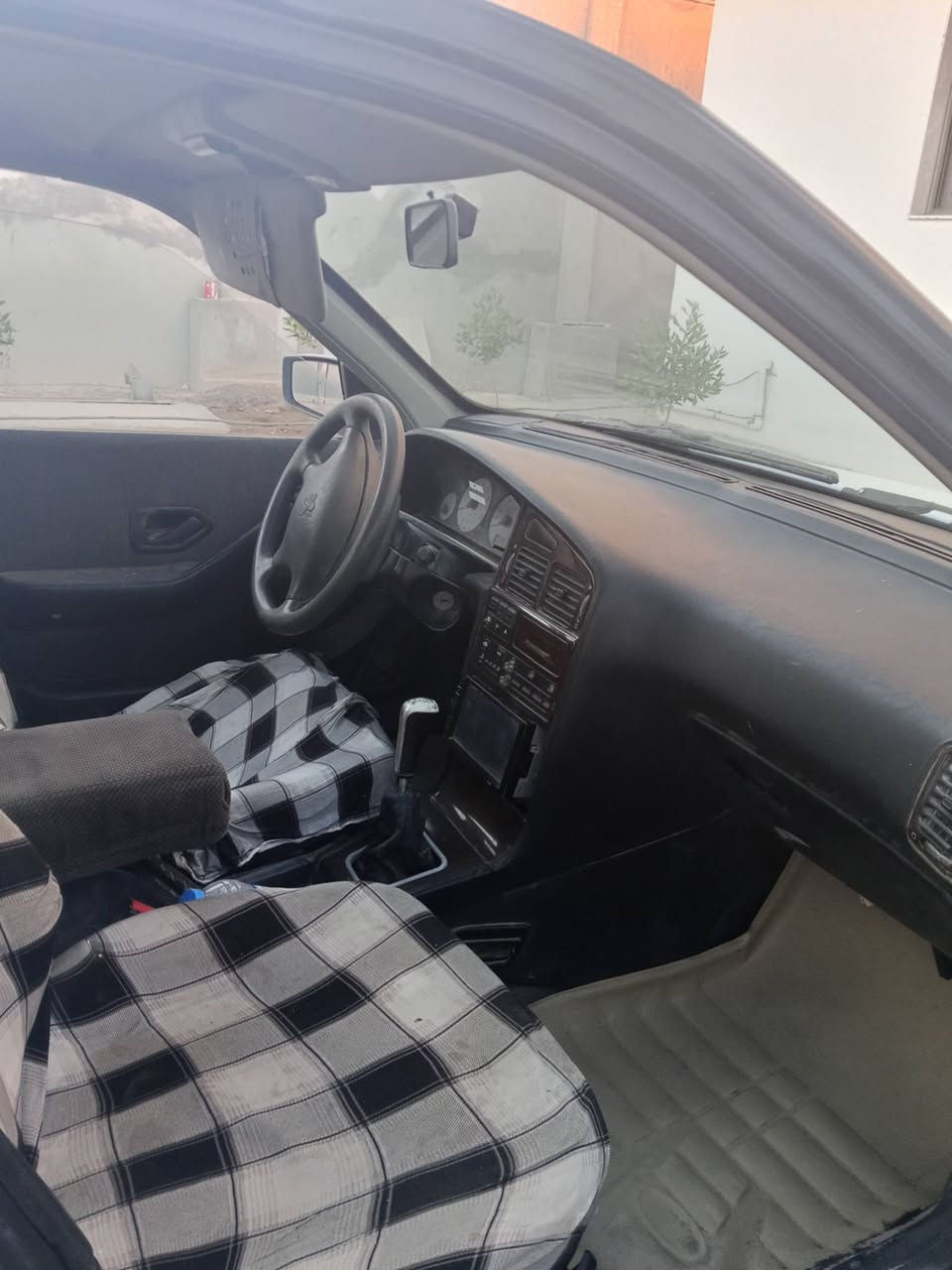 بيجو بارص موديل 2011 السيارة جاهزه تخم تاير تبريد شغال كير و مكينه مكفولات رقم كربلاء تحويل ثاني يوم بيها جاملغ خلف السائق صبغ فقط و الباقي كفاله مكاني ب الكوت *********** الشراي يتصل السعر 33 و بيها مجال
