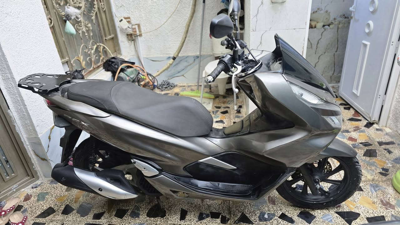 السلام عليكم  .  شباب PCX جيل الثالث ياباني موديل 2020  للبيع 
الدراجه مكفوله كفاله عامه كله شغاله حساس زدحام و ستان كهربائي كله شغاله ماشيه 42 الف حقيقي لون فيلي صدفي لون مميز مكينه 125cc .  ياباني  .
مكاني بغداد مدينة الصدر السعر على الاتصال او خاص 
رقمي ( *********** )
