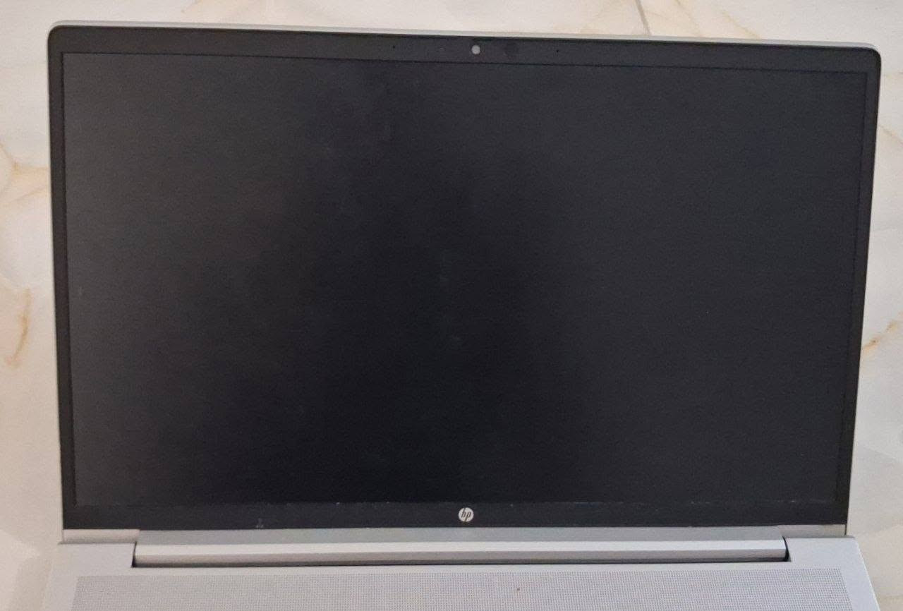 بِسْمِ اللهِ الرَّحْمٰنِ الرَّحِيمِ
🔹 الموديل: HP 450 G8

🔹 المعالج: Intel Core i3-1115G4 الجيل الحادي عشر بسرعة 3.00GHz

🔹 الرام: 8GB

🔹 التخزين: SSD سامسونج 256GB 

🔹 كرت الشاشة: Intel UHD Graphics

🔹 النظام: 64-bit، x64-based Processor

🔹 الشاشة: لا تدعم اللمس أو القلم.
🔹 الملحقات : كيبل شاحنه 
الجهاز بحالة ممتازه وجاهز للاستخدام، مناسب للدراسة والعمل والبرامج المكتبية والتصفح.

📍 السعر: 300 الف دينار عراقي (قابل للتفاوض).

📞 للاستفسار والتواصل: ***********
