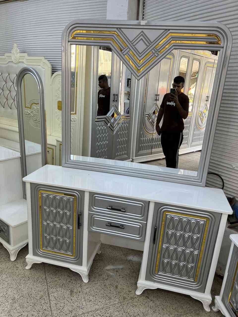 سلام عليكم غرفه نجاره صاج تزكام شغل دراجه اولى صبغ حراري السعر ١٧٠٠ جديده غير مستخدام العنوان حله ***********
