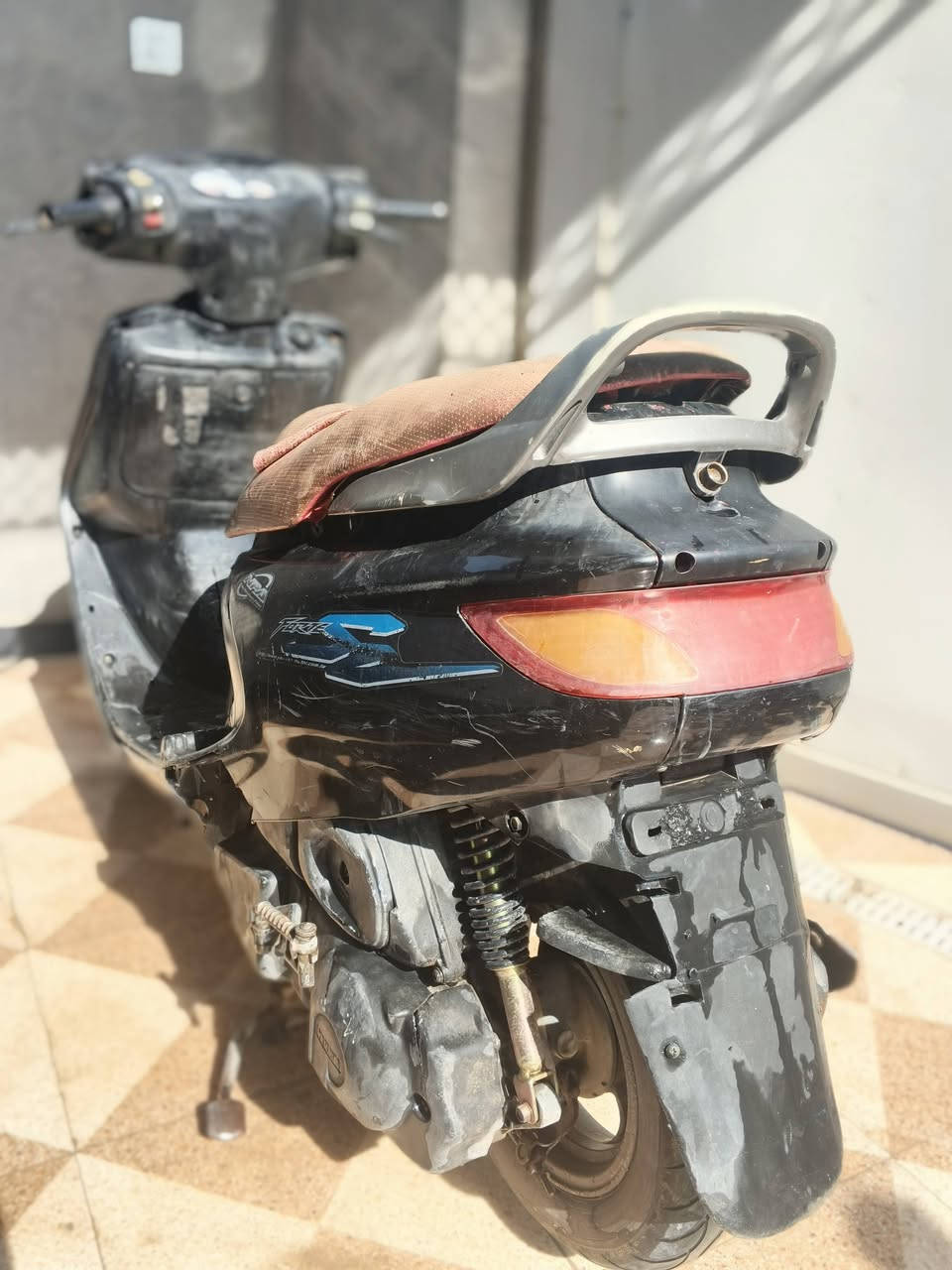 سلام عليكم درجة للبيع متوازي السعر 350 وبيها مجال شيء قليل دراجه ما مفتوحه ابدا كل شيء شغال بس اشاير  المكان الحمزة الغربي الرقم او واتساب..🤍***********
