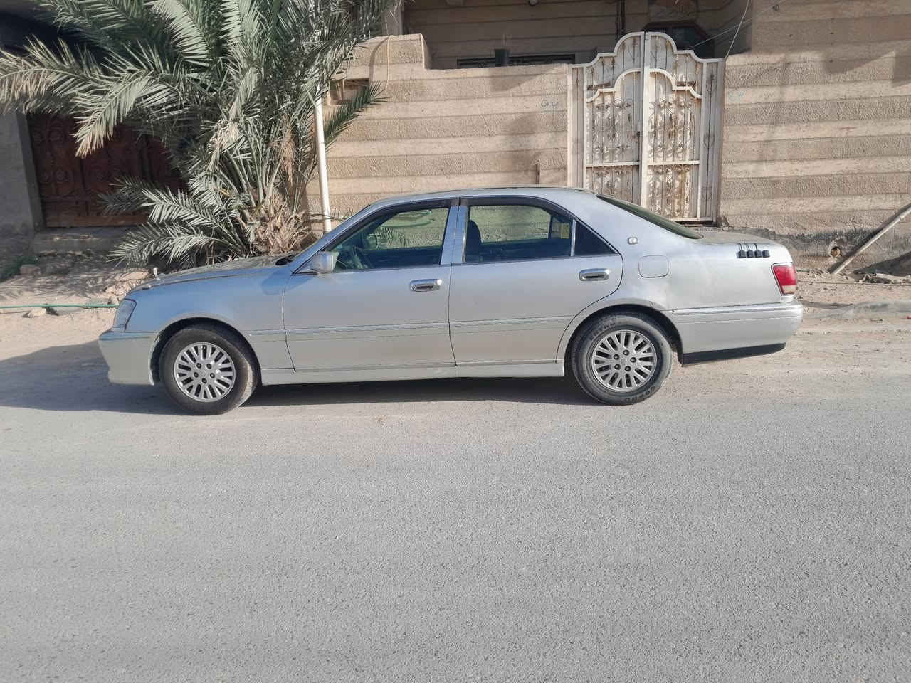 ملكه موديل ٢٠٠٠ 
رقم جديد مالك سياره جاري 
تبريد شغال
 دكمتين 
تخم تاير محرك ٣٠٠٠ 
المكان القرنه
***********
