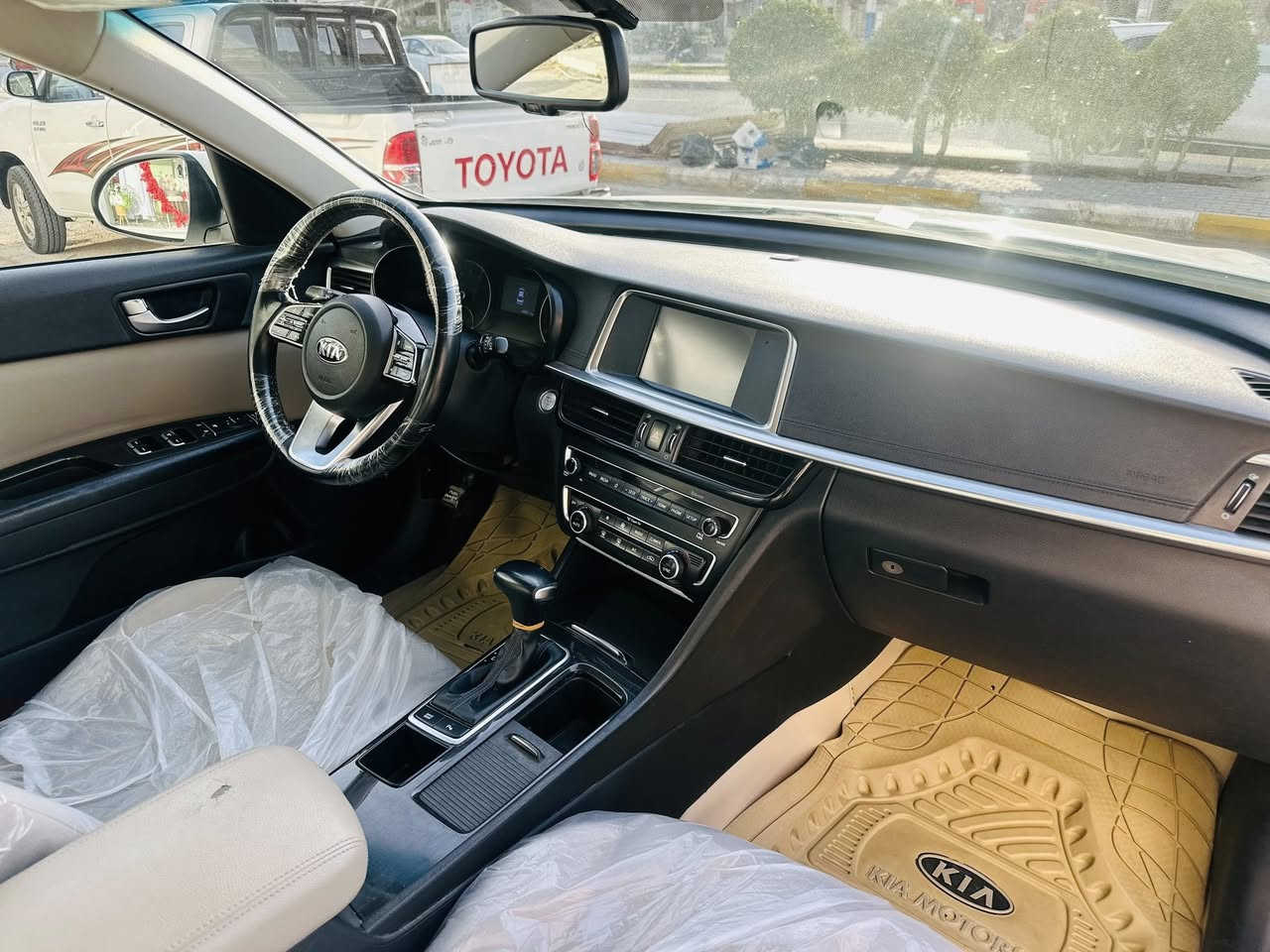 سلام عليكم البيع كيا اوبتما ٢٠٢٠ خليجي فول مواصفات عده اوبنراما كفاله عامه رقم بغداد نكليزي شريكه الدوليه سياره جديده كلش سعر السياره ٢١٥مكان السياره السماوه اي استفسار انتصل ***********
