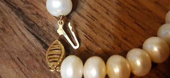 عقد لؤلؤ طبيعي حر بحري نادر مع اقفال من الذهب الخالص  ، الطول 44سم والوزن 45 غم وبواقع عدد 68 حبة ، القطعة تعتبر من المجوهرات الثمينة ...  حصريا لدى ( الدار العالمي للانتيك ) ... 

     هاتف  /  ***********     واتساب
