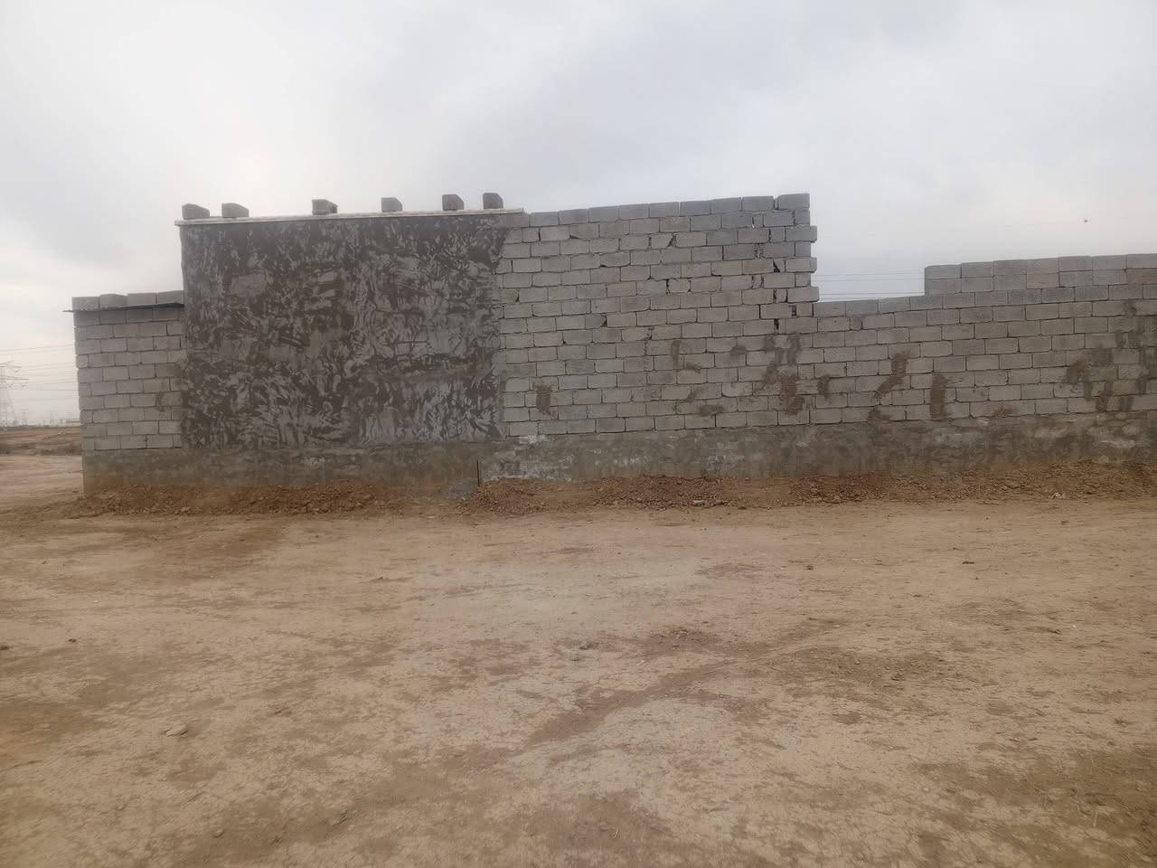 متاح بيت للبيع منطقه السعيدات مساحه 240 غرفتين كاملات سندويج صاله جاهزة بدون سكف بوب شبابيك كامله مي كهرباء واصله بتلو طابوك بناء بلوك گلب ***********
