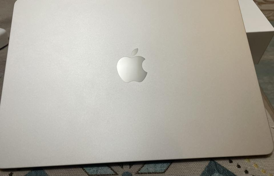 السلام عليكم ماك بك اير M2 مستخدم سبوعين فقط بطاريه 100 شاحن كامله سعرها 900 وبيها مجال مكان كربلاء ماعندي توصيل للتواصل على هاذا رقم***********
