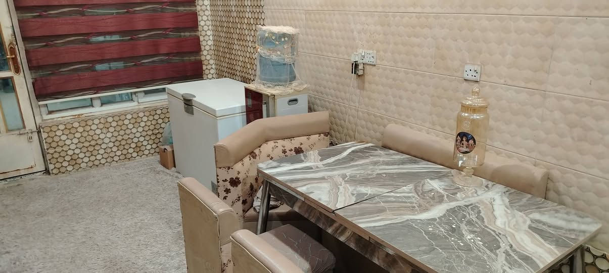 دار للايجار/ المنطقة : سامراء - حي السكك / المساحة 300 متر مربع/ طابقين / ط1 : مطبخ ( حار + بارد ) + استقبال + هول+ غرفة عدد 2 + مرافق غربيه وحمام + مرافق خارجية .
ط2 : يحتوي 2 غرفة ( أحدهما تكون مخزن لصاحب العقار ) / البيت مؤثث يحتوي تخم عدد 2 وسبالت عدد 4 و كاونتر المنيوم ؛ وجميع الأجهزة الكهربائية الأخرى ( ثلاجة + مجمدة + براد + طباخ + غسالة اوتوماتيك ) مع غرفة نوم كاملة .
سعر الايجار الشهري 750٫000 دينار 
للاستفسار ***********
