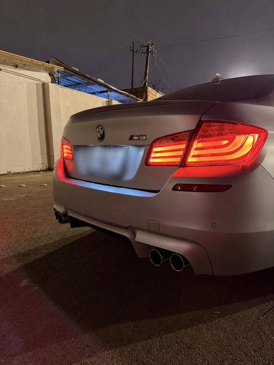 � للبيع – BMW M5 موديل 2012 خليجي | ممشى قليل جدًا 🔥
إذا تدور على قوة + فخامة + هيبة… هاي الـ M5 تجمع كل شي بسيارة وحدة.

📍 الموقع: بغداد – الجادرية

⸻

🚗 تفاصيل السيارة:

* الموديل: 2012
* الفئة: BMW M5 (F10)
* الممشى: 26,000 فقط 🔥 
* الوارد: خليجي
* اللون: رصاصي مغلف PPF طافي (حماية كاملة )
* الداخلية: أحمر × أبيض

⸻

⚙️ المواصفات الميكانيكية (M Performance):

* محرك V8 توين تيربو 4.4 لتر
* قوة 560 حصان 🔥
* عزم 680 نيوتن متر
* قير أوتوماتيك رياضي 7 سرعات (DCT)
* تسارع 0–100 خلال 4.3 ثانية تقريبًا
* دفع خلفي (RWD)
* أوضاع قيادة M (Sport / Sport+)

⸻

✨ المواصفات الإضافية (FULL SPEC):

* كشنات مساج + تدفئة + تبريد
* ذاكرة حفظ وضعية الكشن (Memory Seat)
* رادار 360 درجة
* كاميرات 3 حول السيارة
* تخم تاير جديد
* سيرفس كامل جديد
* أبواب شفط (Soft Close)
* صندوق خلفي كهربائي
* برده خلفية كهربائية + برده جانبية يدوية
* 3 شاشات داخلية
* سقف رولز رايز 
* لايتات داينمك متحركة

⸻

✨ الحالة:
السيارة نظيفة جدًا وبدون أي مصاريف، استخدام شخصي، وجاهزة من كل النواحي.

💎 للي يعرف قيمة الـ M5… هاي فرصة نادرة بممشى شبه جديد

السعر 42,000$
📩 للاستفسار: (***********)
