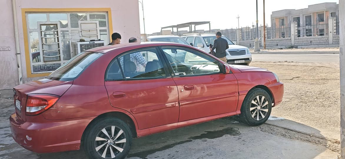 السلام عليكم كيا ريو موديل 2004 نضيفة مثل مموضح بالصور كير و محرك جديدات تبريد فول السيارة مشروع وطني وبيهة ضربات بالدعاميات ممأثرة على السيارة و السيارة اي ضربة مابيها مصبوغة جمايلة فقط السعر 60 وبيها مجال للتفاوض ‏‪0781 116 9966‬‏
