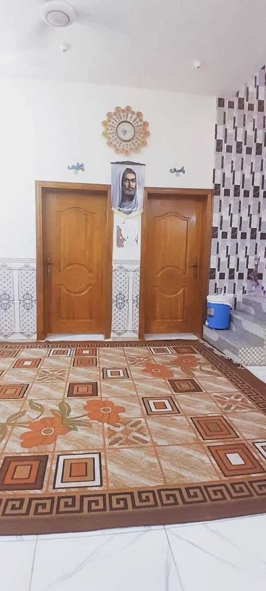 بيت للبيع أو مراوس بناء كونكريت المساحة 150متر واجهة 10والنزال 15   حديث سنة البناء 2022 موقع البيت الخشابة قريب دائرة المنشأت خامس بيت عن الشارع العام  يتكون البيت من غرفيتن وصالة وتهويات 2 وحمام داخلي وخارجي ومطبخ وبراني الطابق الثاني صالة وحمام زائد غرفتين وصالات للشبابيك للأستفسار  مراسلة واتساب السعر خاص***********
