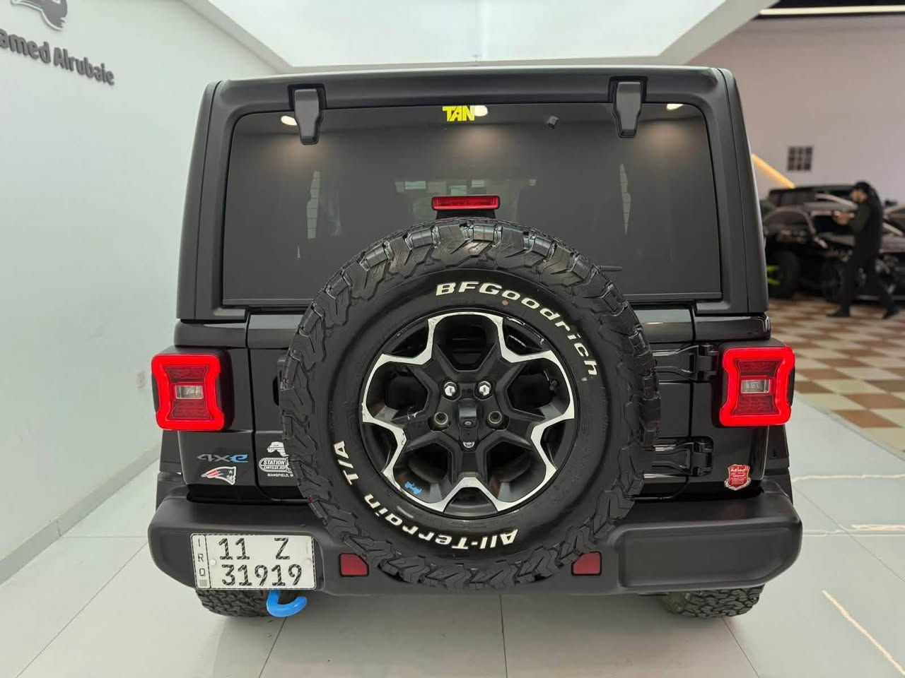 السلام عليكم 
جيب رانكلر  روبيكون للبيع 
‏wrangler 4xe plug in hybrid
‏‎فول المواصفات و هايبرد 4xe
‏‎لون السيارة اسود
‏‎موديل2023
‏‎ماشيه 23 الف فقط 
‏2.0L turbo hybrid محرك اربعة سلندر توربو
‏‎** قوة حصانيه 375 hp
‏‎مواصفاتها :
‏‎بصمة ابواب بصمة تشغيل
‏‎كشنات جلد تطريز ازرق بلادي
‏‎كشنات تدفئه جلد مع الستيرن
مري جانبيه تدفئه
‏‎شاشه كبيره مع كاميرا | و خلفي تشغيل عن بعد
‏‎نضام صوتي ALPINE مع دمام بالصندوق
‏‎اربع مخارج كهربائي Aux
‏PART TIME و 4WD auto نضام
‏SWAY BAR
‏‎قفل اكسل امامي و خلفي AXLE LOCK
‏‎كيبل شحن 110V 220V تكدر تشحن السياره بالبيت ثلاث انضمة قياده e-save بنزين
‏electric فول كهربائي
‏‎نضام هجين بنزين و كهرباء hybrid
‏‎السياره تشحن ل حالها بالطريق عند دواسة بريك
السيار رقم بغداد شبة مميز 
صقف بوكس  تنشال  كامل    
سياره وارد امريكي. حادثها  باب مبدل نفس الون

***********
