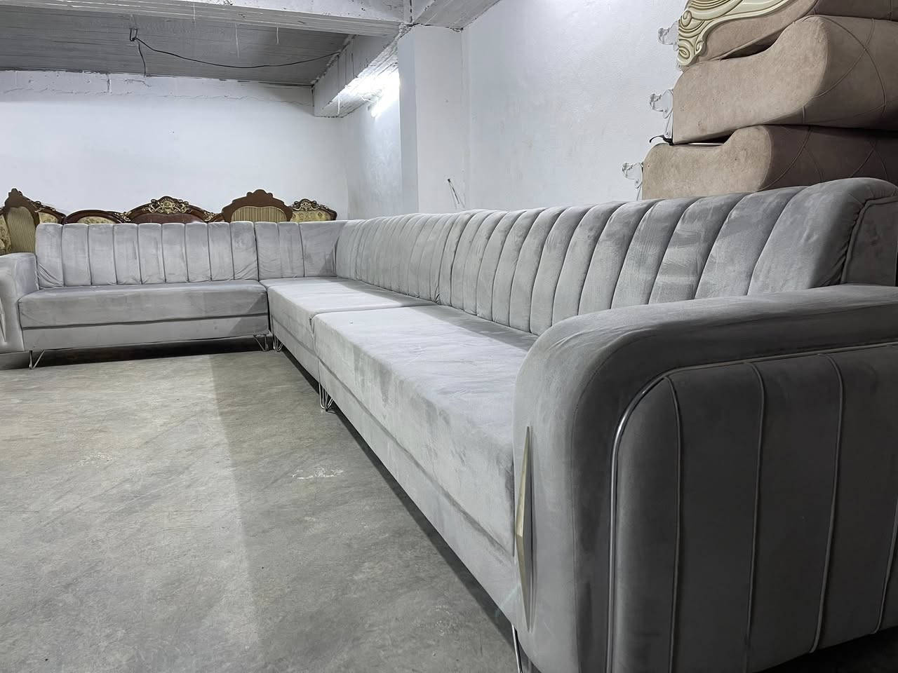 L
هاتینەوە بە ئێڵێکی ناوازە 11نەفەرە
فول دەست کردە و زۆر پاک و خاوێنە 
قاچەکانی هەمووی ئاسنە دیزاینێکی تایبەتی هەیە 
ژم***********
