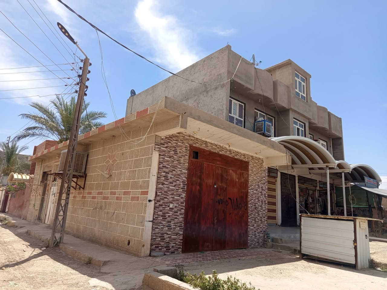 عماره ركن 200م للبيع طابو ملك صرف بناء حديث خمس محلات وثلاث مشتملات مؤجرات 900الف تحويل مباشر الخدمات ماء وكهرباء ومجاري واناره وخط مولد وتبليط والأرصفة قيد الانجاز شارع عرضه 20 م بعقوبة الرازي بداية شارع جامع صهيب الرومي مقابل صيدليه لؤلؤه السعر 225 مليون وبيه مجال للشراي تفاصيل اكثر داخل الفيديو للاستفسار خاص او ***********
