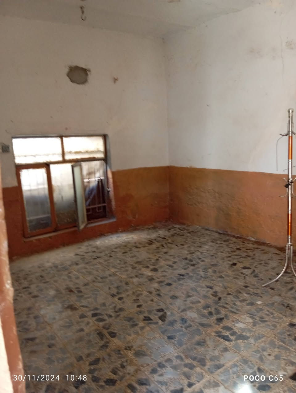 دار للايجار الكوفه دور الحوزة حي الصدر الثالث
المساحه 120
غرفتين وصاله ومطبخ وصحيات وطارمه الرقم ***********
