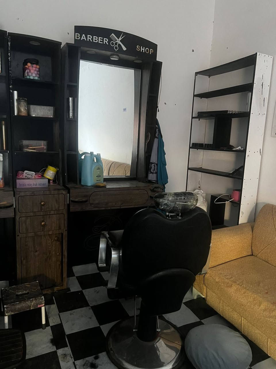 صالون نسائي متكامل للبيع مع جميع مواد العمل. 
الاتصال و‏ ‪‬‏ الاستفسار على 
الرقم: ***********
مكلفين بالنشر
