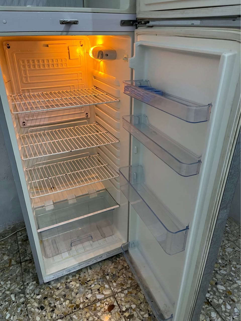 ثلاجه ١٤ قدم نضيفه تجميد فوك وجوه وعلى الفحص سعرها 180 وبيه مجال المكان نهايه الشعله منطقه الدهله *********** بغداد, العراق

