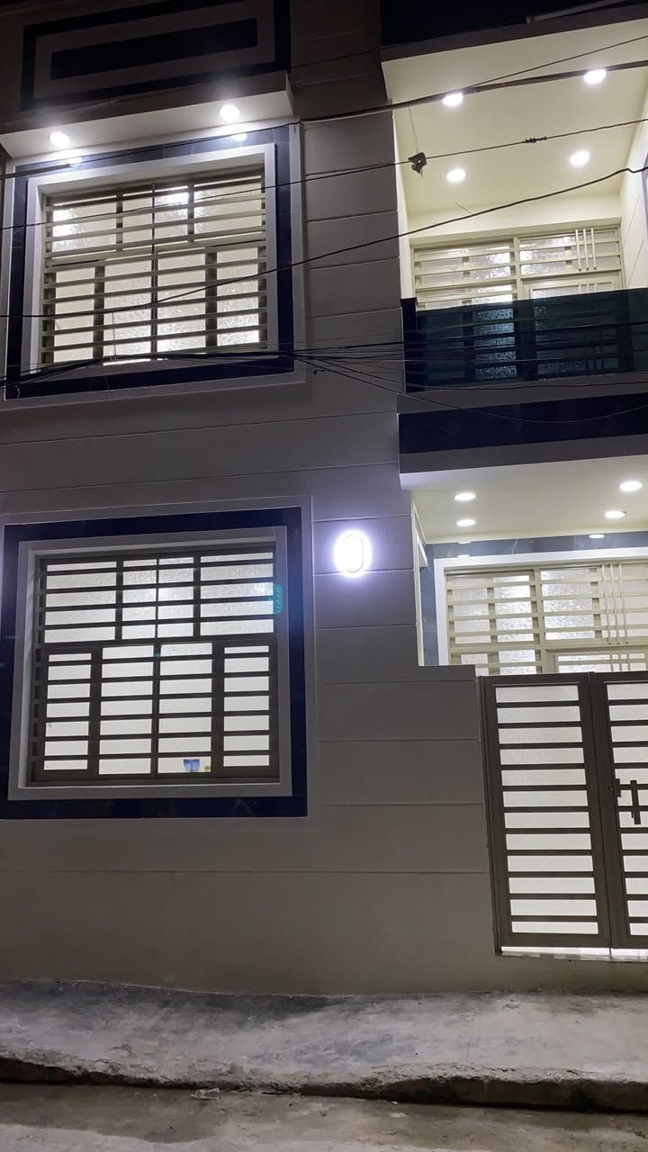 السلام عليكم دار للبيع 60م واجهة 6وربع مكانه بغداد الجديدة دور المسيح خلف مدرسة الصادق بيت زيرو 3 طوابق للاستفسار مكتب البراق للعقار ***********
