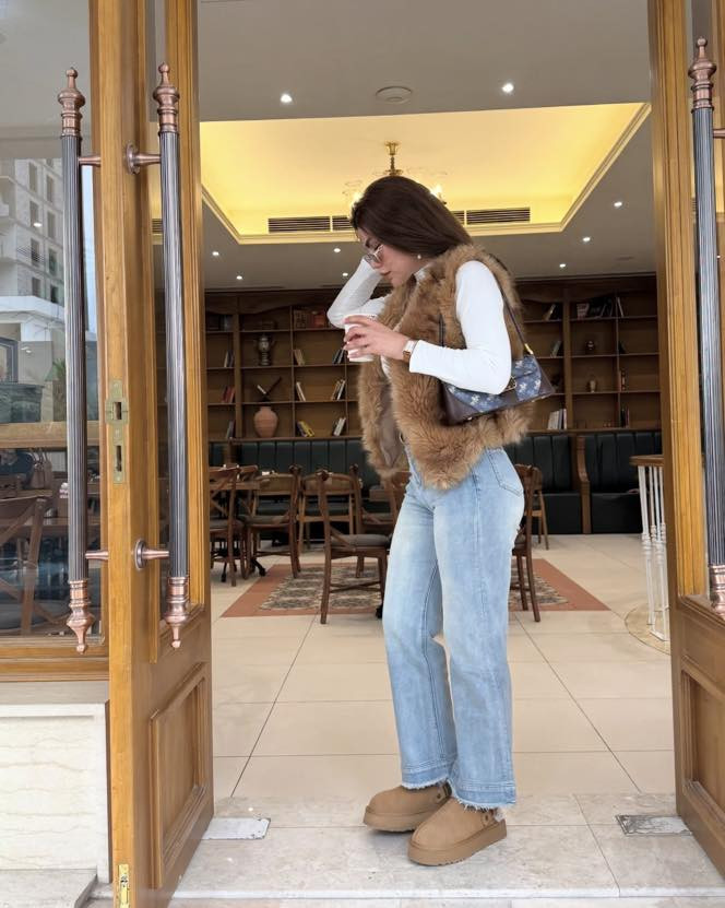 الجمال والترتيب كله بقطعة وحدة  ستايل أشتي حديد صار متوفر عدنا وبأجمل تفاصيله. ✨🧥" تريدين تطلعين بكامل أناقتج مثل المشاهير؟ هذا اللوك الشتوي متوفر حالياً بكل تفاصيله. 😍 الأناقة مو بس لبس، الأناقة ثقة.. ستايل أشتي حديد الشتوي صار بين إيديكم. 🤎🔥الفرو والجينز.. توليفة الأناقة اللي ما تموت متوفر الآن ستايل أشتي المميز. 👌"
للحجز والاستفسار مراسلتنا على الخاص 🛒🛍️📞 
#اناقه #اناقه #جمالك #جمال #اشتي_حديد #ستايلش #ستايلج #stayle #sheingals


**إذا كنت صاحب هذا الإعلان وتريد حذفه لأي سبب، رجاءا أرسل رسالة إلى الدعم الفني**