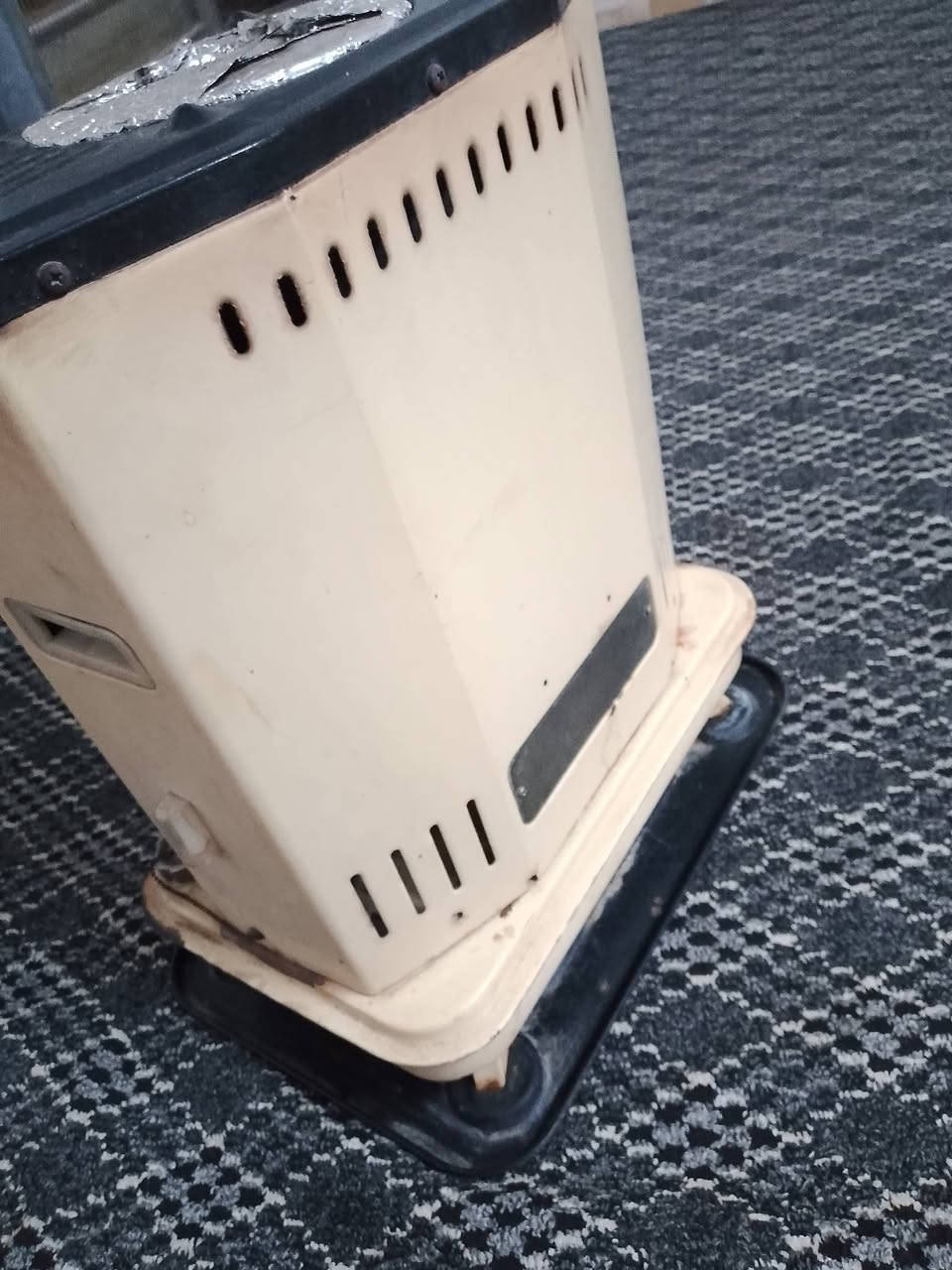 السلام عليكم
صوبه للبيع 
نظيفه شغاله ما بيها اي عيب 
بس بدل الفتيله لأن قديمه ومتروكه من العام 
السعر 25 بيها مجال قليل 
كركوك القادسيه تقاطع ابو خطاب 
***********
