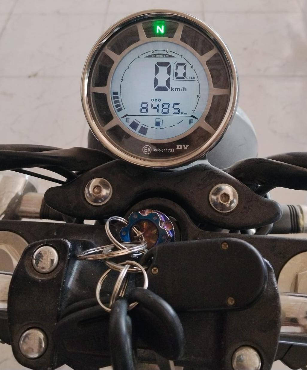 السلام عليكم ورحمة الله . 
 لايتي موديل 23 مزودة بكماليات 
رقم انكليزي سنوية . تحويل ثاني يوم 
دراجة متروكة كلش نظيفة و جديدة 
السعر 3500 ثلاثة ملايين و نصف 
تواصل فقط واتساب أو اتصال 
***********  كربلاء المقدسة
