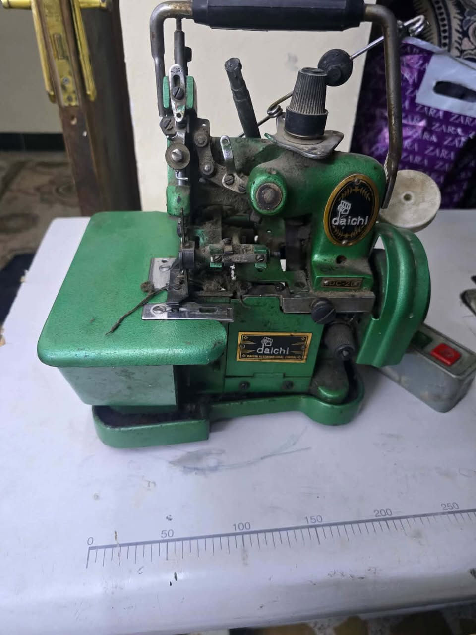 مكاين خياطة درجه اولى اصحاب الخبره يعرفوهن وبسعر مناسب واكو وياهن مكينه اوفر حجم صغير للبيع 
مكاني بغداد حرية 
*********** 
مكاين الكبار الوحدة ١٥٠ الف 
والصغيره بدون ميز ب٥٠ الف
