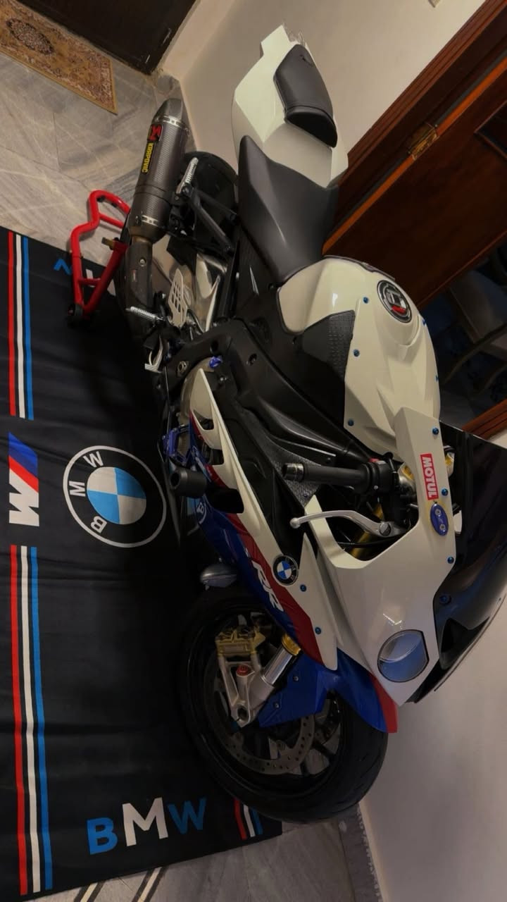 السلام عليكم    
Bmw S1000RR 
موديل 2012 
دخول جديد ماشية 50,000KM 
النظافة شوفة عينك 100% الدراجة مناقصها شي خير من الله 
بدون رقم 
كفالة كير مكينة
 
السعر  8,800$ يعني 88 ورقة
 
*********** 

عل فيس قليل متواجد 
شراي بيك خير وتدلل
