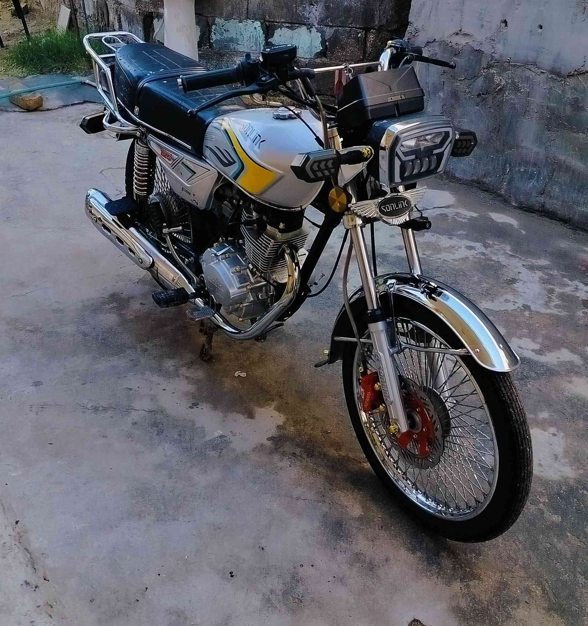 يا الله السلام عليكم دراجة البيع تايكر سونك الأصلي موديل 24 مكفوله كفاله عامه أوراق كامله الدراجه جديده وحلو خير من الله بشرط انضف من الصوره السعر 650 وبيه مجال الشراي يتصل وبيه خير ويدل *********** ولا مو شراي لا يعلق
