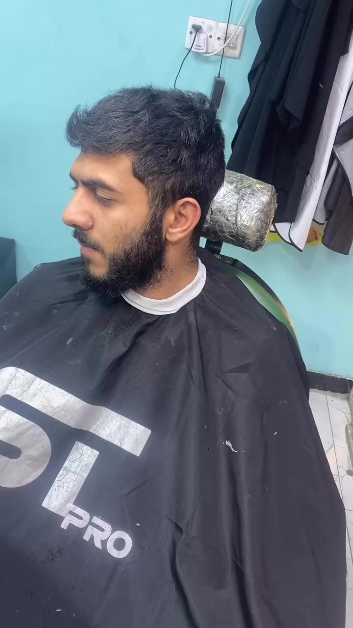 سلام عليكم منو محتاج حلاق  خبرتي بالحلاق قديم من الله توفيق خلي رقم بالتعليق حتى اتواصل معك 
رقمي ***********
عنواني مدينه الصدر 
شغلي 👇
