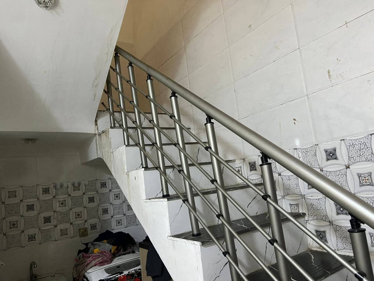 سلام عليكم بيت ٥٠ م طابقين غرفتين فوك استقبال و مطبخ حمام جوا العنوان بغداد الشعب حي المهندسين رقمي ***********
