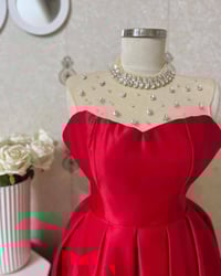 فساتين • أحمر ٤٠،٤٢ • أسود ٤٤