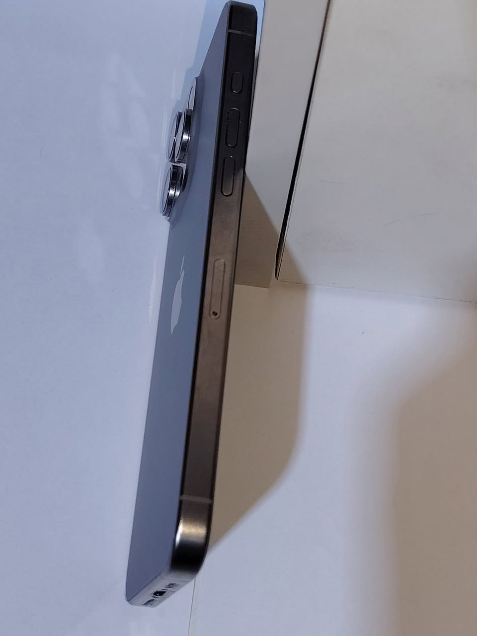 ايفون 15pro ماكس                                                             ذاكرة 256                                                                             بطارية 83                                                                                  مبدل شاشة وكالة 3 خيارات بالحاسبة تضهر غير مبدلة 
نضيف جدآ شخط ما بي 
السعر 900 وبي مجال بسيط 
رقمي ***********
