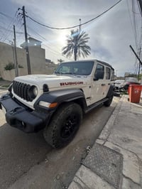 جيب رانكلر 2023 ماشيه 18 الف محرك 6 سلندر بدون ايرباك حادثها جاملغ خلف...