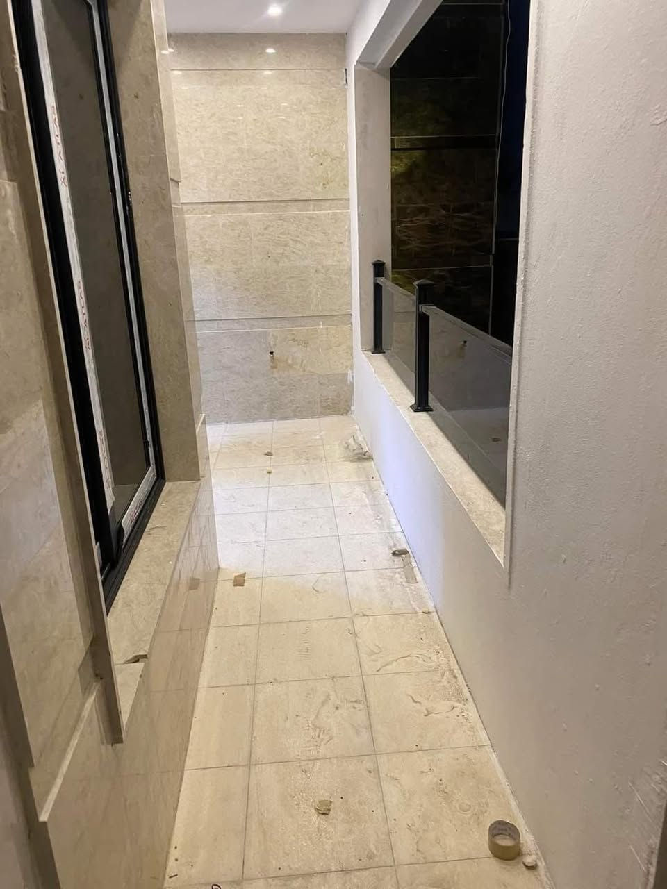 سلام عليكم بناية للبيع المنصور حي دراغ قرب التراث مساحة 126وقع حال 135 واجهة 7,5 تتكون من ثلاث وحدات سكنية كل وحدة تحتوي على غرفتين نوم وصالة ومطبخ وحمام بالإضافة إلى غرفة خدمات للاستفسار الاتصال على )(***********)
