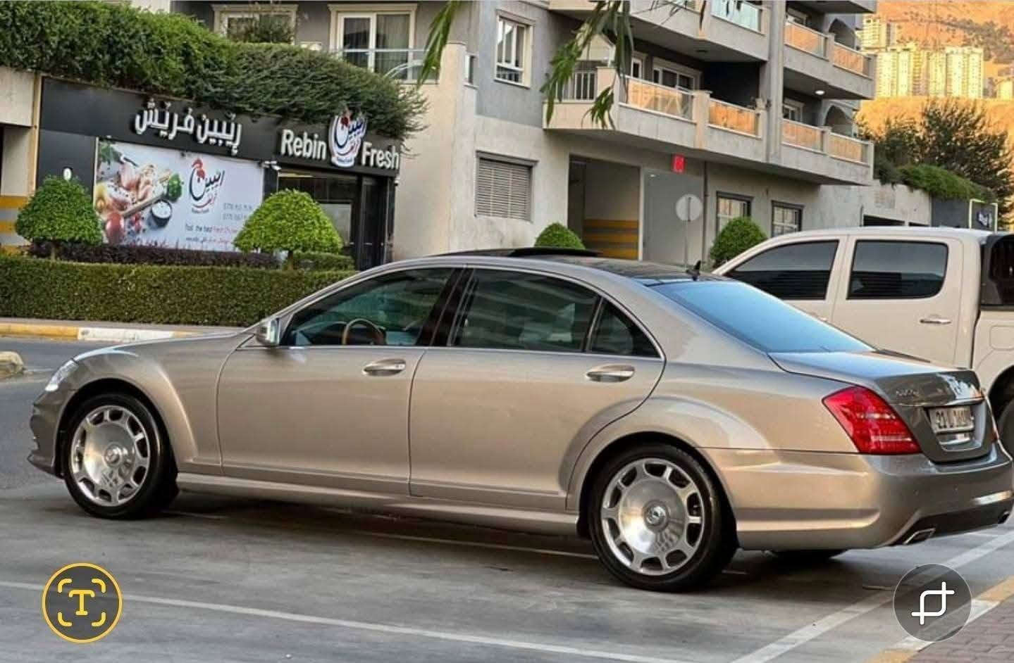 مرسيدس S350 موديل 2006 محدث 2013
لأصحاب الذوق الرفيع والتميز، معشوقة الجماهير اليخت الألماني بحالة ممتازة وجاهزة للاستخدام الفوري.
المواصفات والخصائص:
الفئة: S-Class (W221)
الموديل: 2006 محدثة 2013
المحرك: S350 (6 سلندر، عزم قوي واقتصادي بالوقود)
ماشية 170 الف كيلو متر 
رقم سليمانية بٱسمي سنوي جديدة 
الحجم: لارج (Large) - قاعدة عجلات طويلة (باب طويل) لراحة قصوى للمقاعد الخلفية.
اللون الخارجي: ذهبي ملكي مميز جداً وجذاب.
اللون الداخلي: جلد (بيج/اسود) بحالة جيدة جدا
الإضافات والمميزات:
نظام الستائر: مجهزة بـ 5 بردات (ستارة خلفية كهربائية + 4 ستائر جانبية للأبواب الخلفية والمثلثات) لخصوصية وعزل تام.
فتحة سقف بانوراما 
حساسات أمامية وخلفية (Parktronic).
مقاعد كهربائية مع ميزة الذاكرة (Memory Seats).
نظام ملاحة وشاشة عرض تحكم كاملة.
تكييف مركزي منفصل (ثلاجة)
ويل مايباخ 19 انج
حالة السيارة:
السيارة مسرفسة بالكامل وجاهزة، لا تحتاج لأي مصاريف أساسية.
محرك، گير، وشاصي على الفحص.
بيها صبغ اثر شخوط وتوجد صور تثبت ذلك للمهتمين
مكان السيارة بغداد الغدير
للاستفسار ***********
