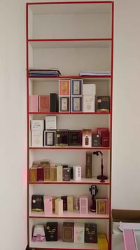 لبيع فاترينه عطور الطول 250*60 بسعر مناسب 55الف جديده امانه الله 07780...