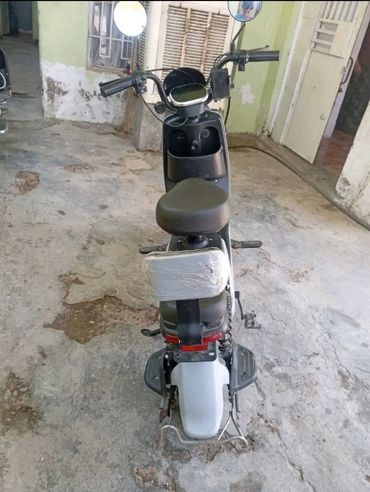 🛵 موطور شحن مميز للبيع (بحالة ممتازة ونظيفة جداً) 🛵
✨ أبرز المواصفات ومميزات الموطور:
اللون: رصاصي مميز وأنيق مع تفاصيل باللون الأسود.

التحكم: يحتوي على 3 كيرات (سرعات) لتغيير نمط القيادة حسب الحاجة.

الإضاءة: لايت أمامي قوي بنظام (عالي / ناصي).

الأمان: مجهز بـ دبل إشارات (أشاير) واضحة لضمان السلامة في المنعطفات.

الملحقات: يشتمل على مرايات جانبية كاملة ونظيفة، سلة أمامية للأغراض،

الحالة: نظيف جداً وبحالة ممتازة كما هو موضح بالصور المرفقة.

📞 للاستفسار والتواصل:
يرجى الاتصال مباشرة على الرقم التالي: ***********
