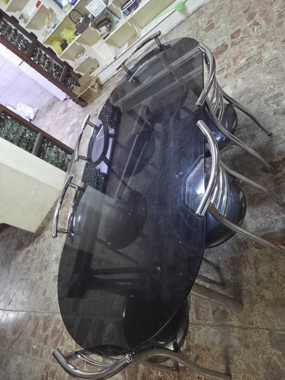 السلام عليكم
ميز طعام للبيع كزاز مع الارجل المنيوم اصلي والكراسي ايضاً المنيوم جدد مع 6 كراسي 
المكان بغداد 
السعر 300 
***********
***********
