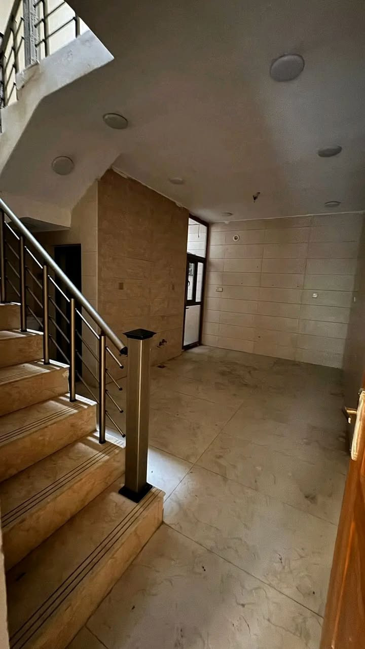 ايجارات سيديه. 1بيت ثلاثه نوم واستقبال وهول مطبخ وصحيات وكراج موثث مليون وربع شهداء السيديه 2بيت غرفتين وصاله ومطبخ وصحيات موثث مليون السيديه. 3غرفتين وحده اسويت وصاله ومطبخ وصحيات ٧٥٠   4.ثلاثه نوم واستقبال وهول مطبخ وصحيات ٣.  ايجاره مليون جديد.  5.شقه طابق ثاني بل شقق غرفتين وصاله ومطبخ وصحيات ٦٠٠.  للاستفسار ***********
